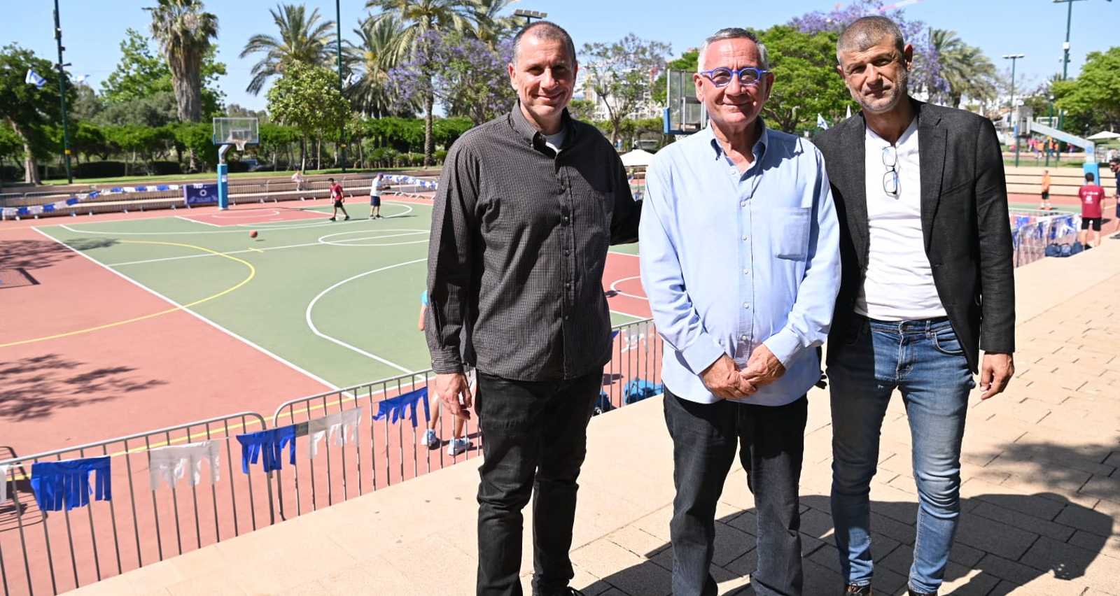 סגן ראש העירייה ומחזיק תיק הספורט, עופר לוי, ראש עיריית הרצליה, משה פדלון ומנכ"ל בני הרצליה, ארז רבן. צילום: דוברות עיריית הרצליה