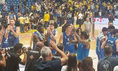 שחקני הרצליה מודים לקהל בסיום. צילום: שרון אונליין