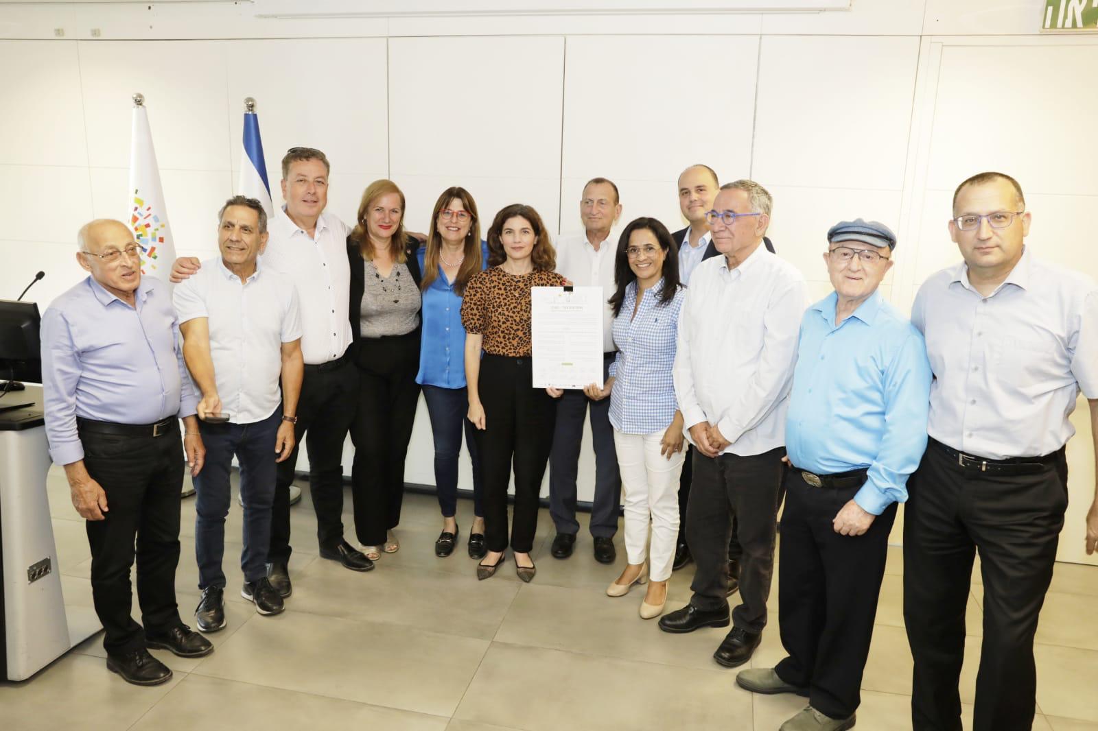 חתימת ראשי העיריות על הצהרת הטבע העירוני. קרדיט יעל צור