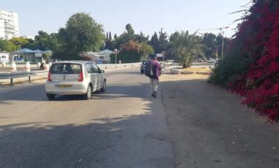 כביש ללא מדרכה בסמוך לקניון שבעת הכוכבים