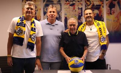 עופר סולומון, עו"ד שמעון מזרחי אלון בן זקן וליאור ארדיטי יו"ר מחלקת הנוער מכבי ת"א. צילום: יח"צ