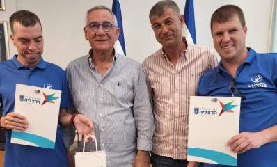 אלון וטל עם ראש העירייה פדלון וסגנו עופר לוי. צילום: דוברות עיריית הרצליה