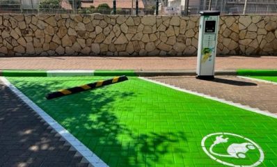 עמדת טעינה ראשונה לרכבים חשמליים ברמת השרון