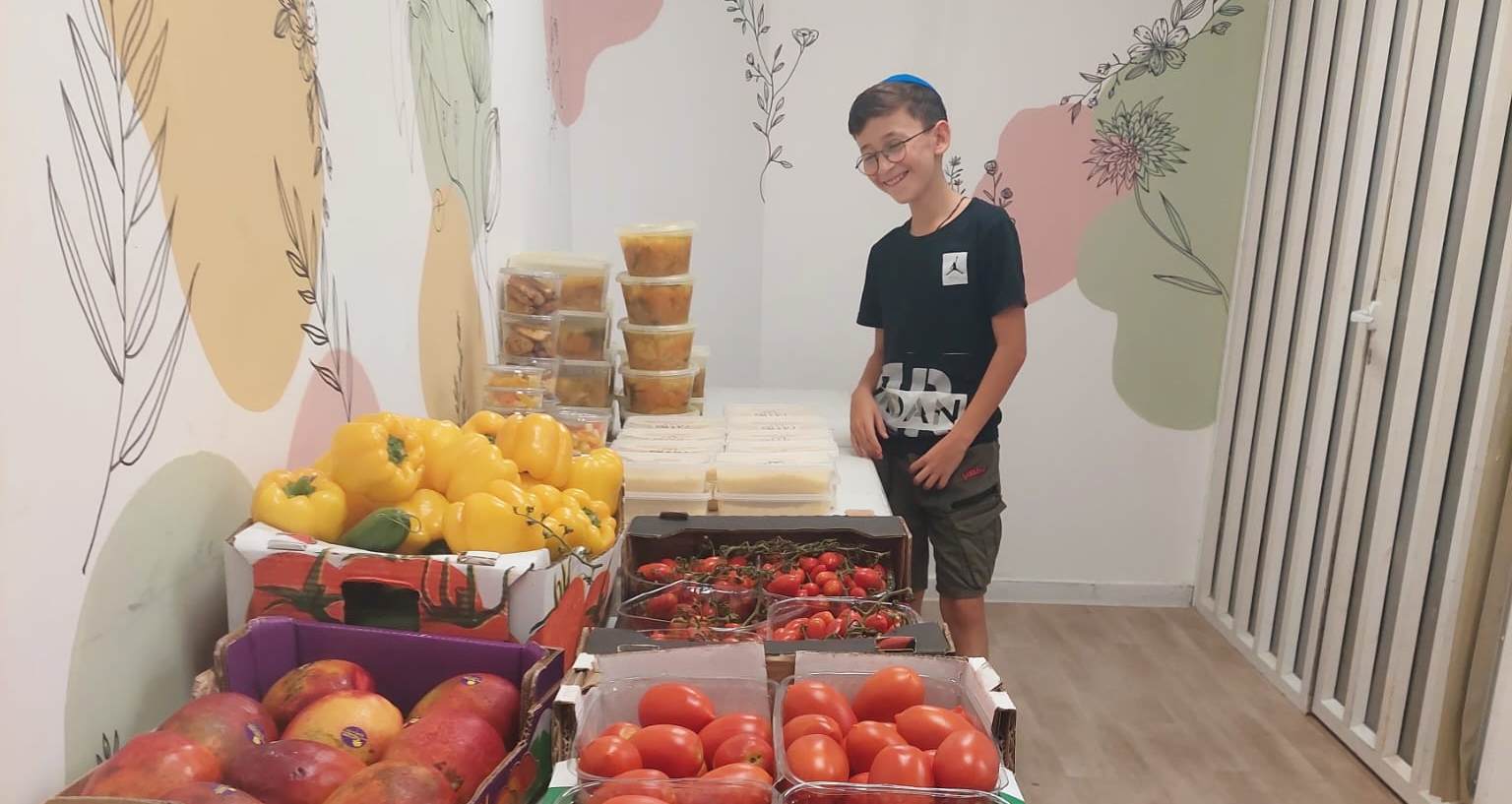 תרומת האוכל של עמרם לזר בן ה 13 מרעננה. צילום: עמותת נתינה מהלב