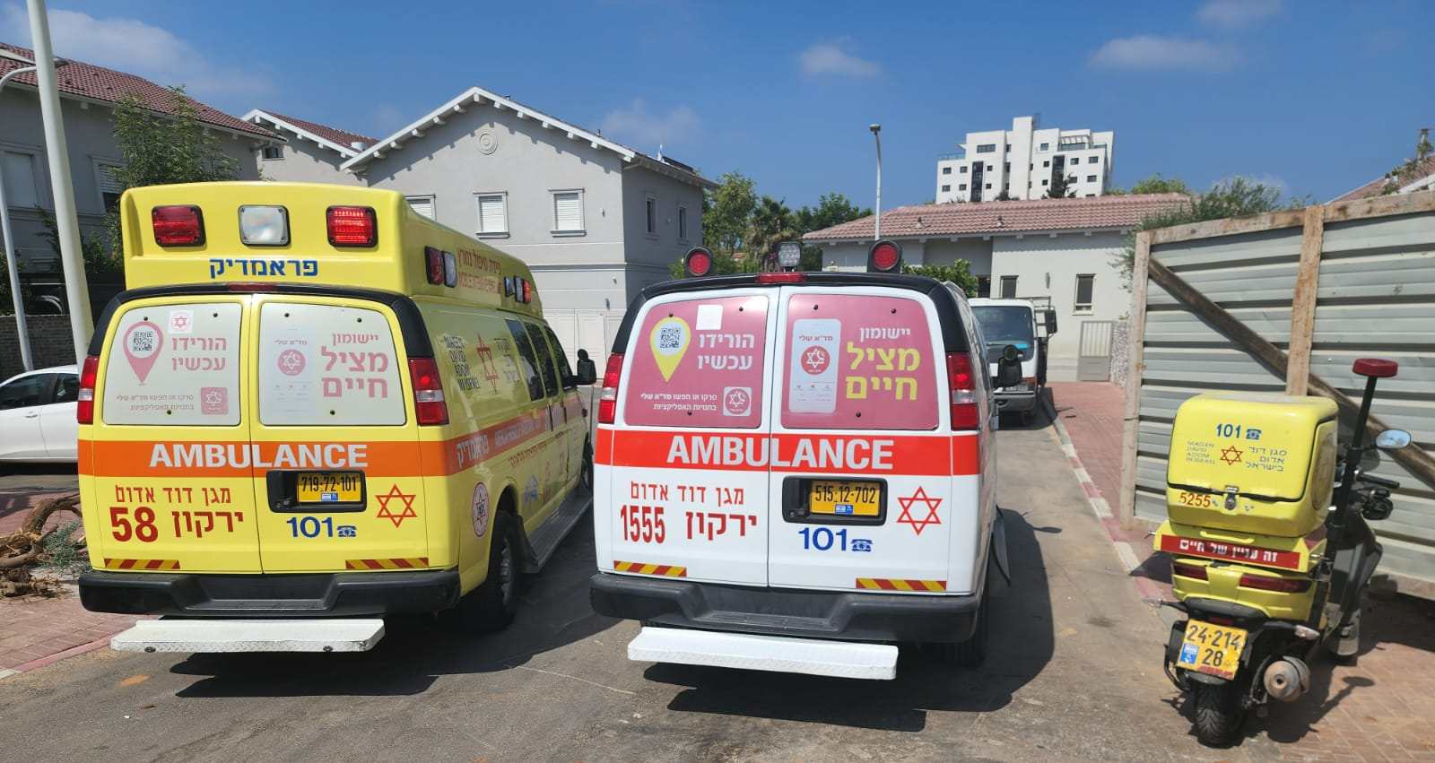 צוות של מד"א בסמוך לאתר הבנייה. צילום: דוברות מד"א