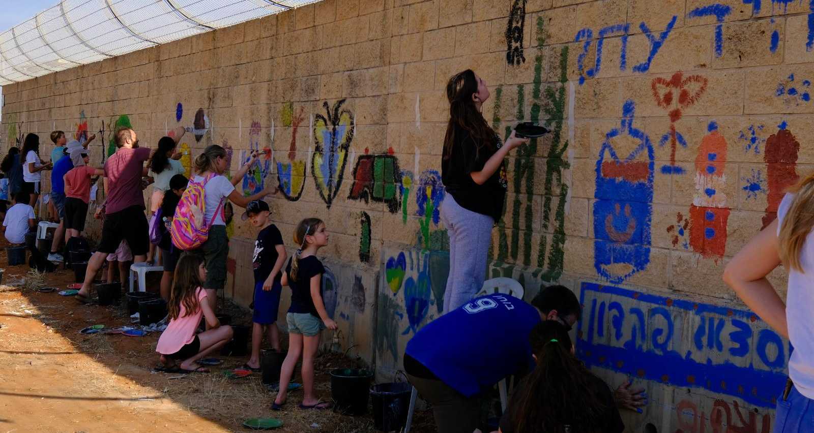 צובעים את קירות בריכת המים בנצח ישראל. צילום: איקי דינו