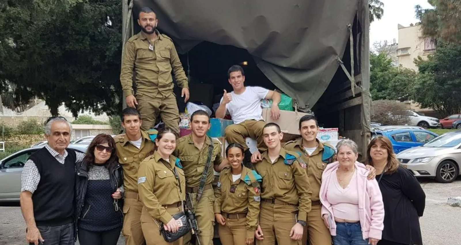 מתנדבים למען חיילי צה"ל ברמת השרון. צילום: עיריית רמת השרון