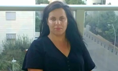 מאיה בר יוסף יושבת במרפסת