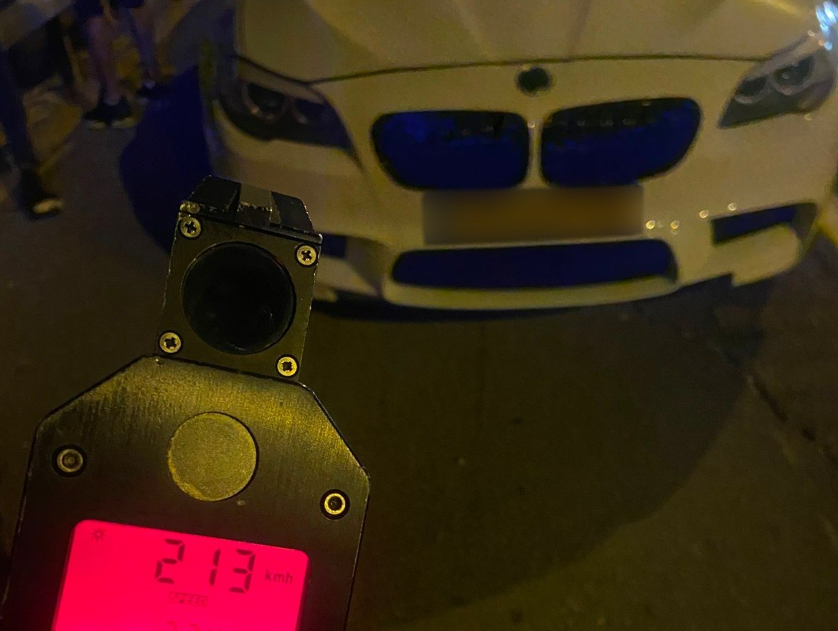 רכב ה-BMW והמהירות בה נסע. צילום: דוברות המשטרה