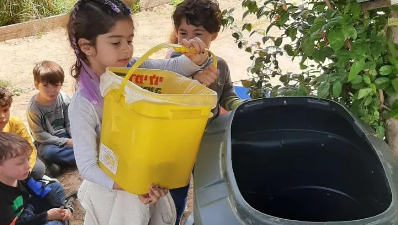 ילדי גן ציפורן מייצרים קומפוסט. צילום: עיריית רמת השרון