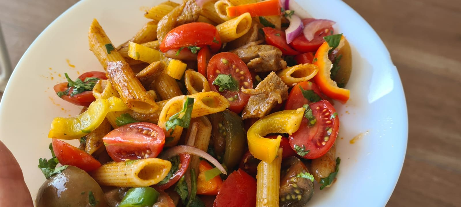 סלט פסטה עם רצועות עוף. צילום: קמליה שלום