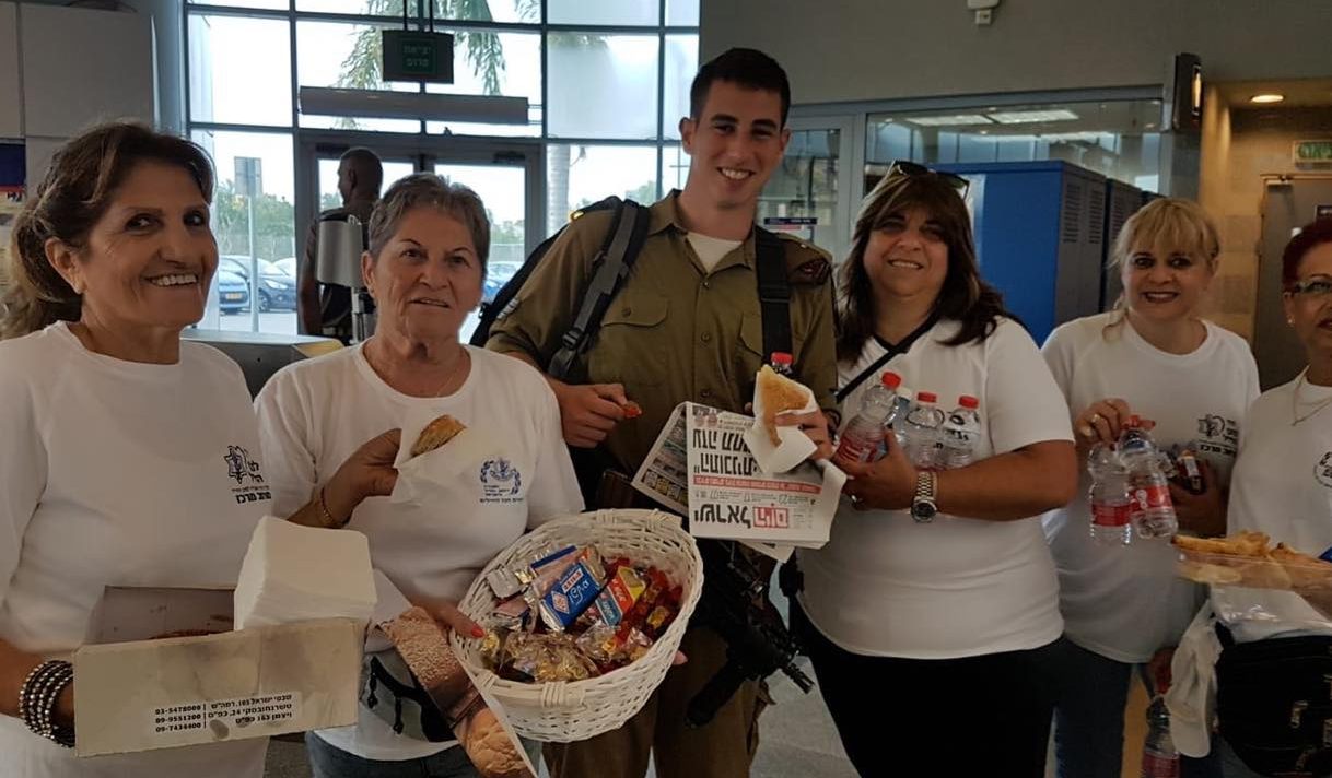 מתנדבים למען חיילי צה"ל ברמת השרון. צילום: עיריית רמת השרון