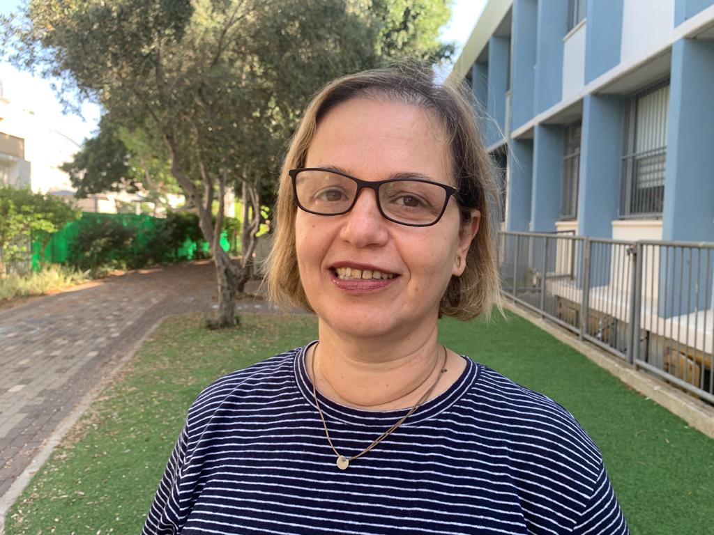 סימונה שוורץ, מנהלת לב טוב.