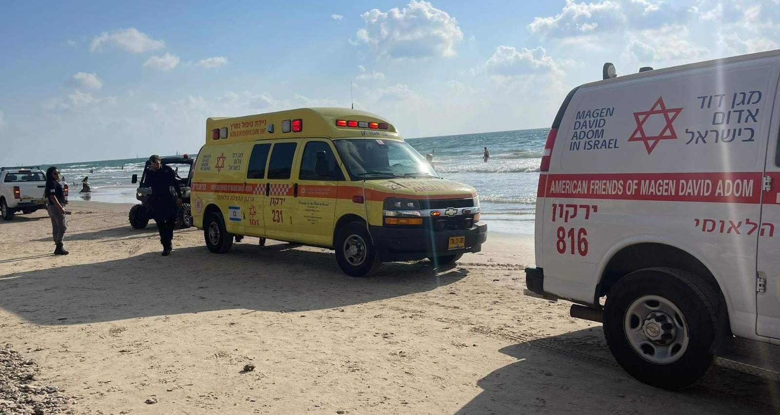 צוות מד"א בחוף הים. צילום: תיעוד מבצעי מד"א