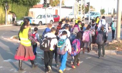ילדים חוצים את הכביש. צילום: אור ירוק