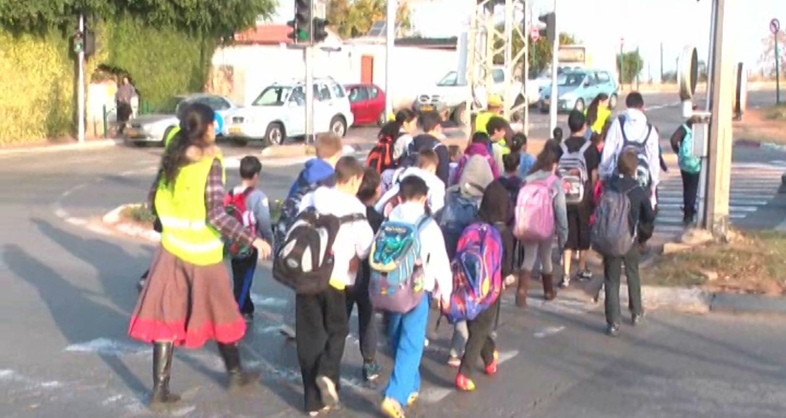 ילדים חוצים את הכביש. צילום: אור ירוק
