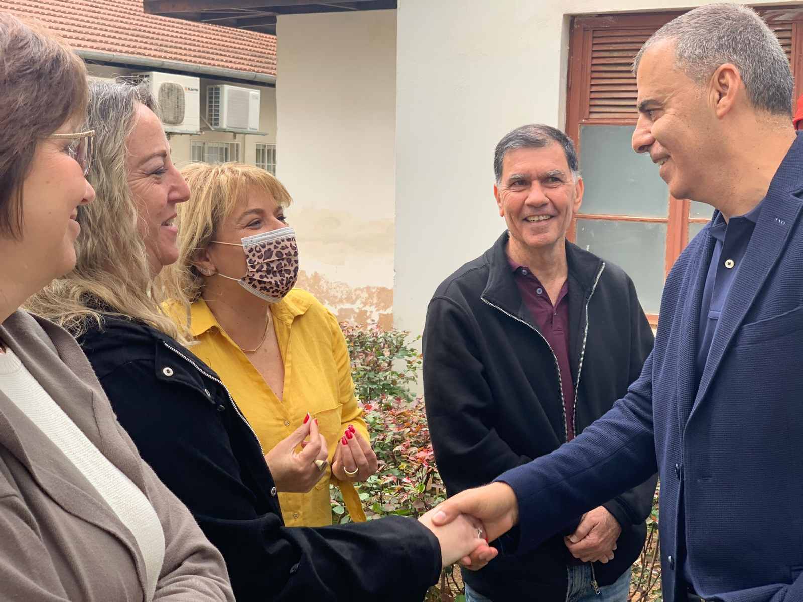 ראש עירית כפר סבא עם עובדי עירייה