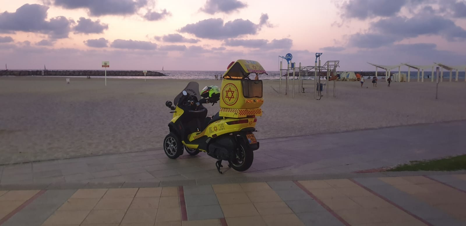 אופנוע של מד"א בחוף אכדיה. צילום: דוברות מד"א