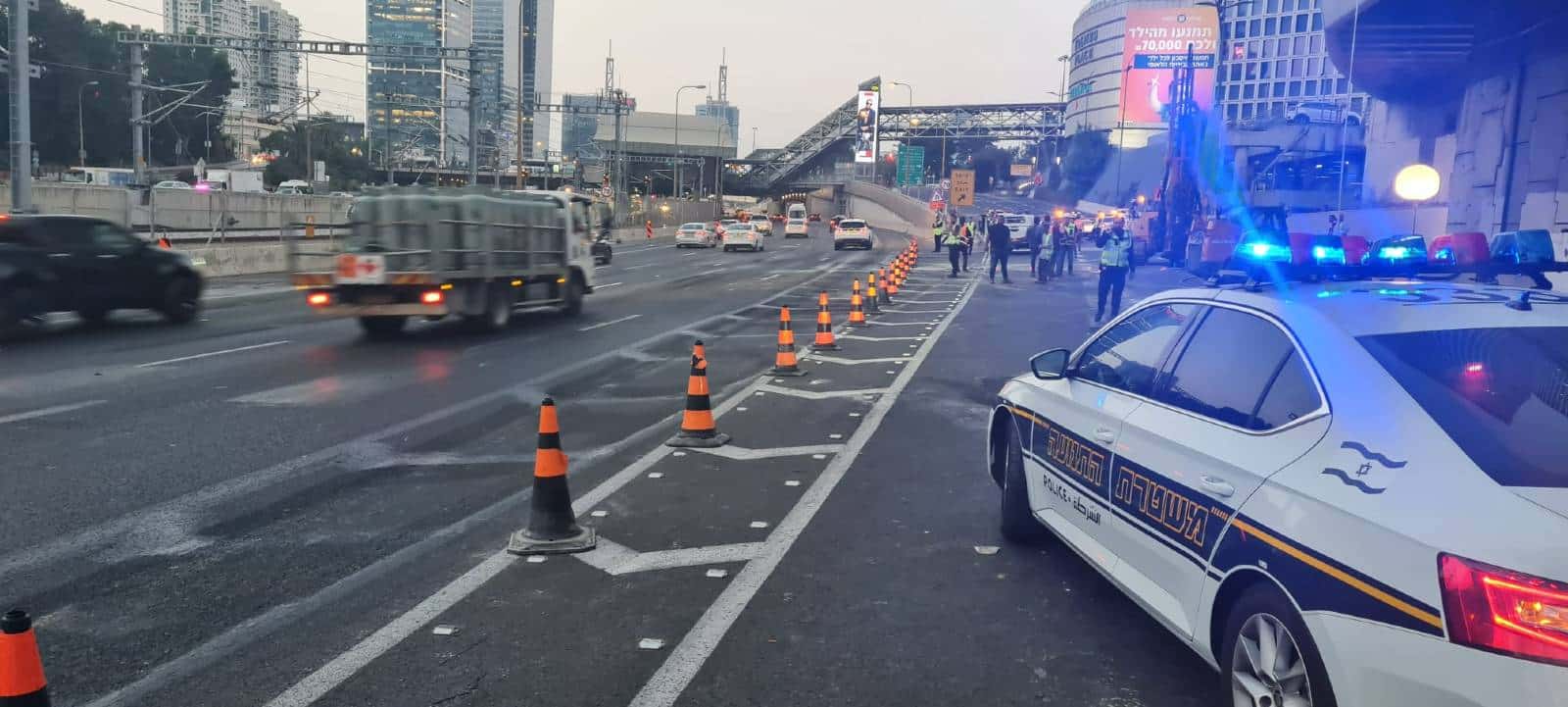 המשטרה חוסמת את העלייה למחלף השלום. צילום: דוברות המשטרה