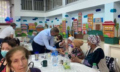 ראש העירייה במועדון גמלאים בעיר. צילום: עיריית כפר סבא