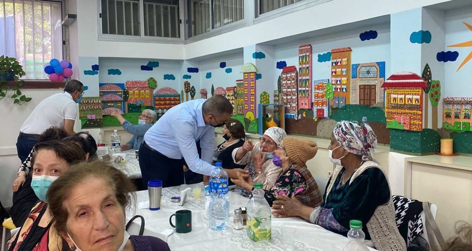 ראש העירייה במועדון גמלאים בעיר. צילום: עיריית כפר סבא
