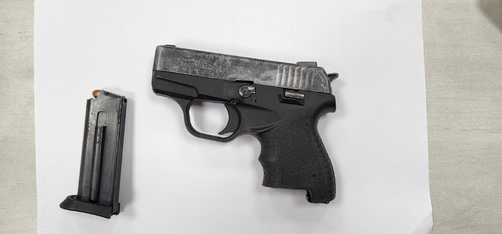 האקדח שנמצא ברכב. צילום: דוברות המשטרה