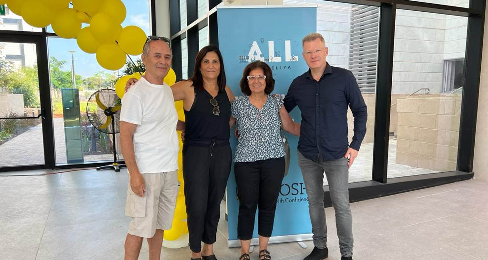 אילת גונן-ברוש ואורעד יצחקי בעת מסירת מפתח לדיירים. צילום: יח"צ