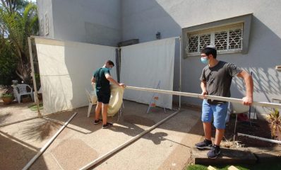 צעירי בני עקיבא כפר סבא מסייעים לבנות סוכה