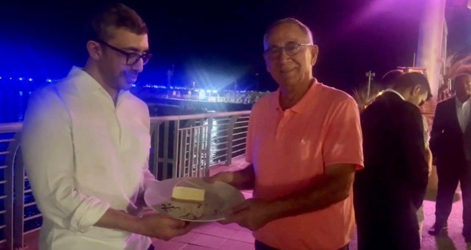 פדלון, השייח עבדאללה בן זאיד והעוגה. צילום: דוברות עיריית הרצליה