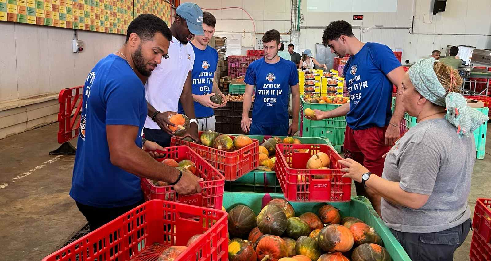 השחקנים בתהליך מיון הפירות והירקות. צילום: בני הרצליה