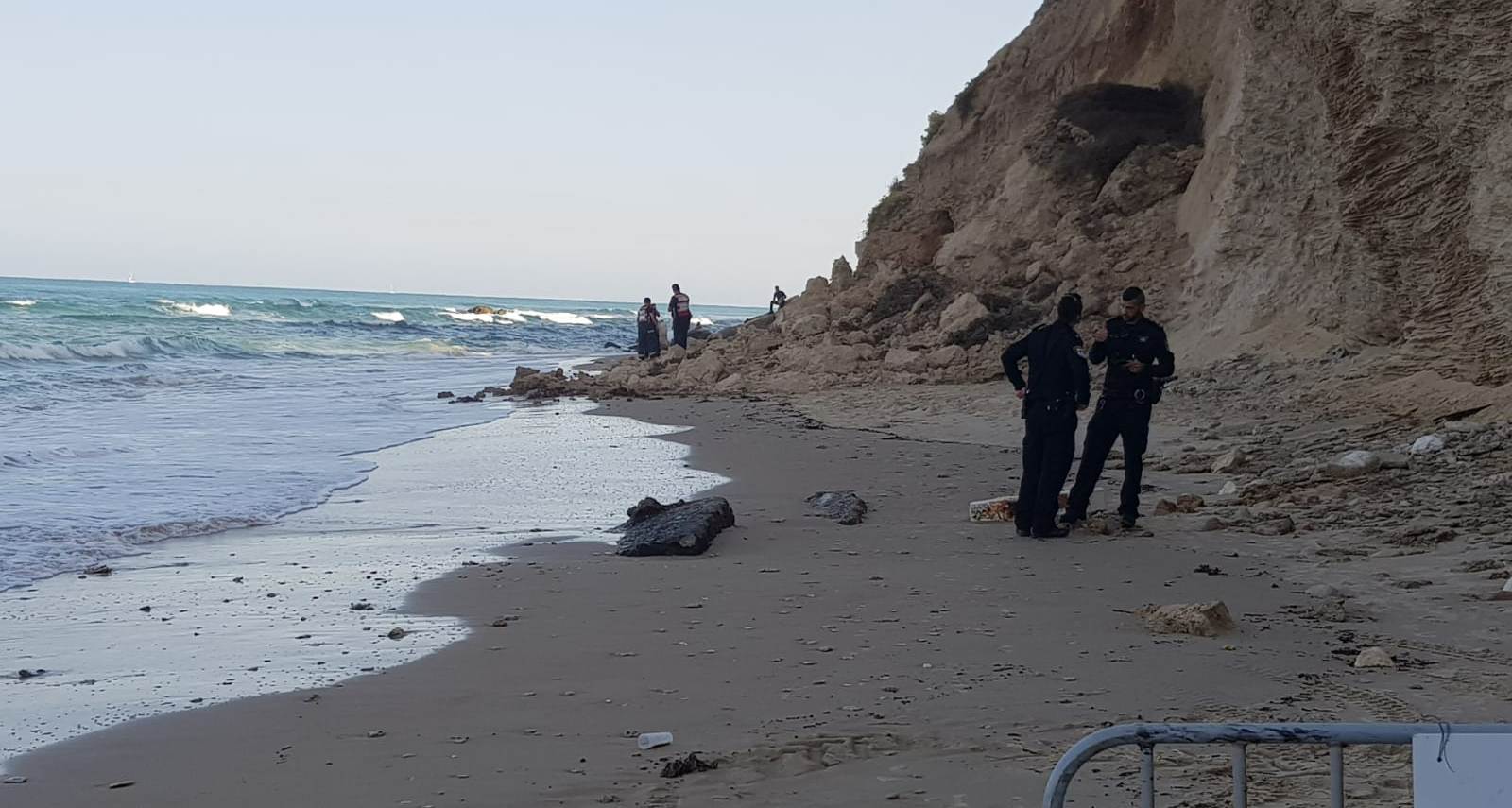 שוטרים סמוך למצוק. צילום: דוברות עיריית הרצליה