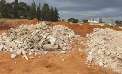 ערמות הפסולת שנמצאו במערב העיר. צילום: עיריית כפר סבא