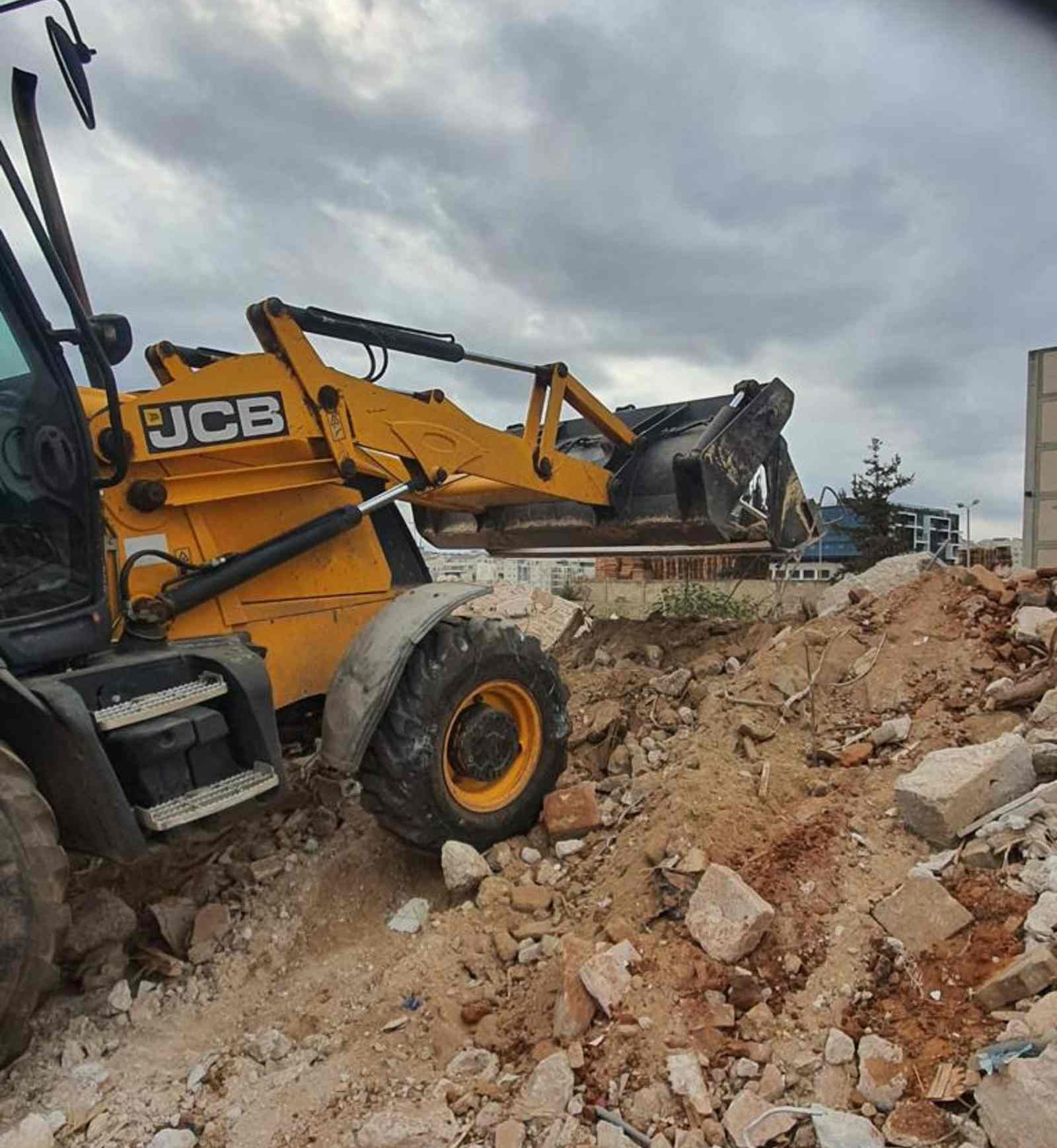תהליך פינוי הפסולת בשטח. צילום: עיריית כפר סבא