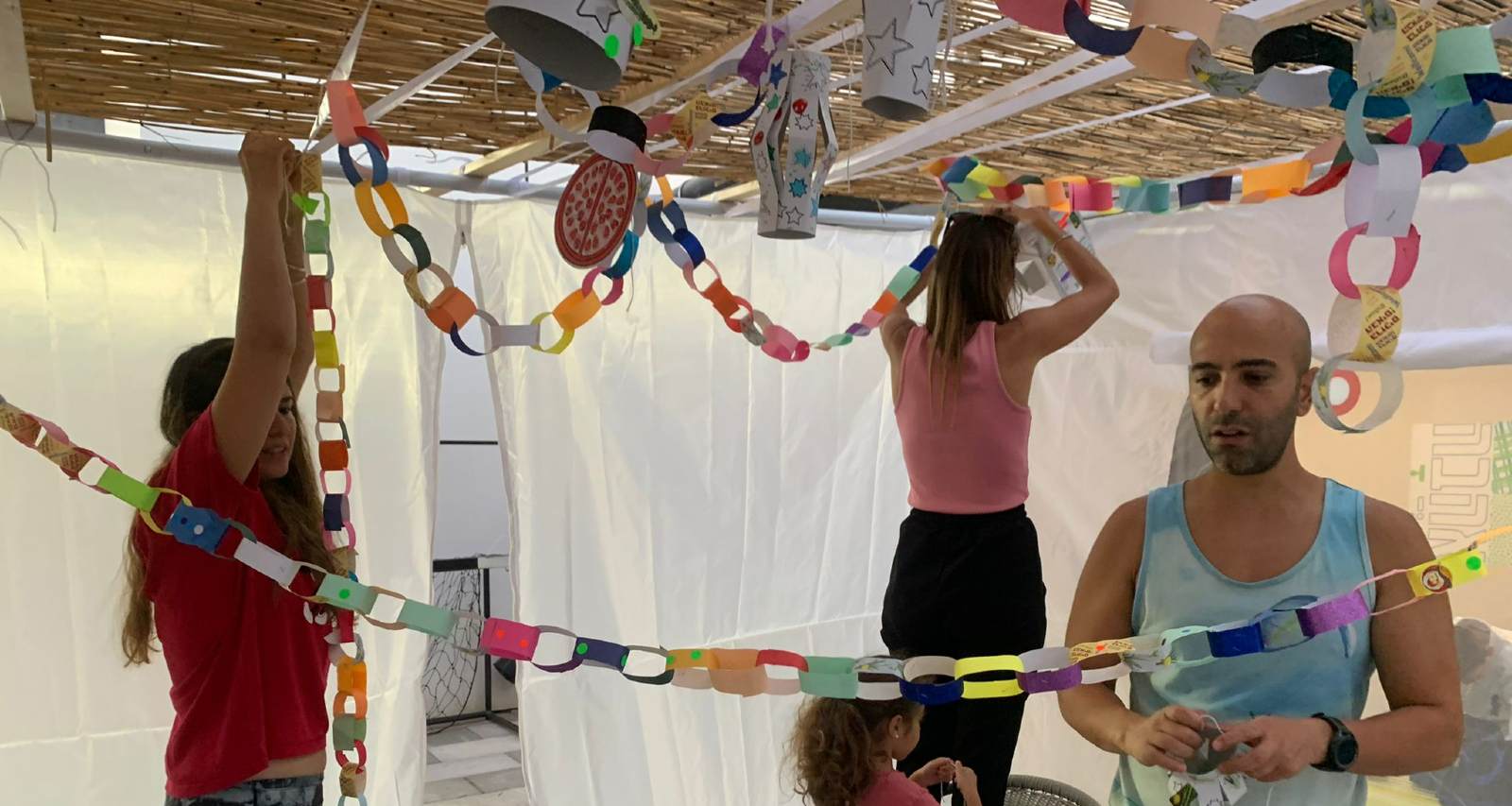 תושבי העיר מקשטים סוכות. צילום: החברה למרכזים קהילתיים הרצליה