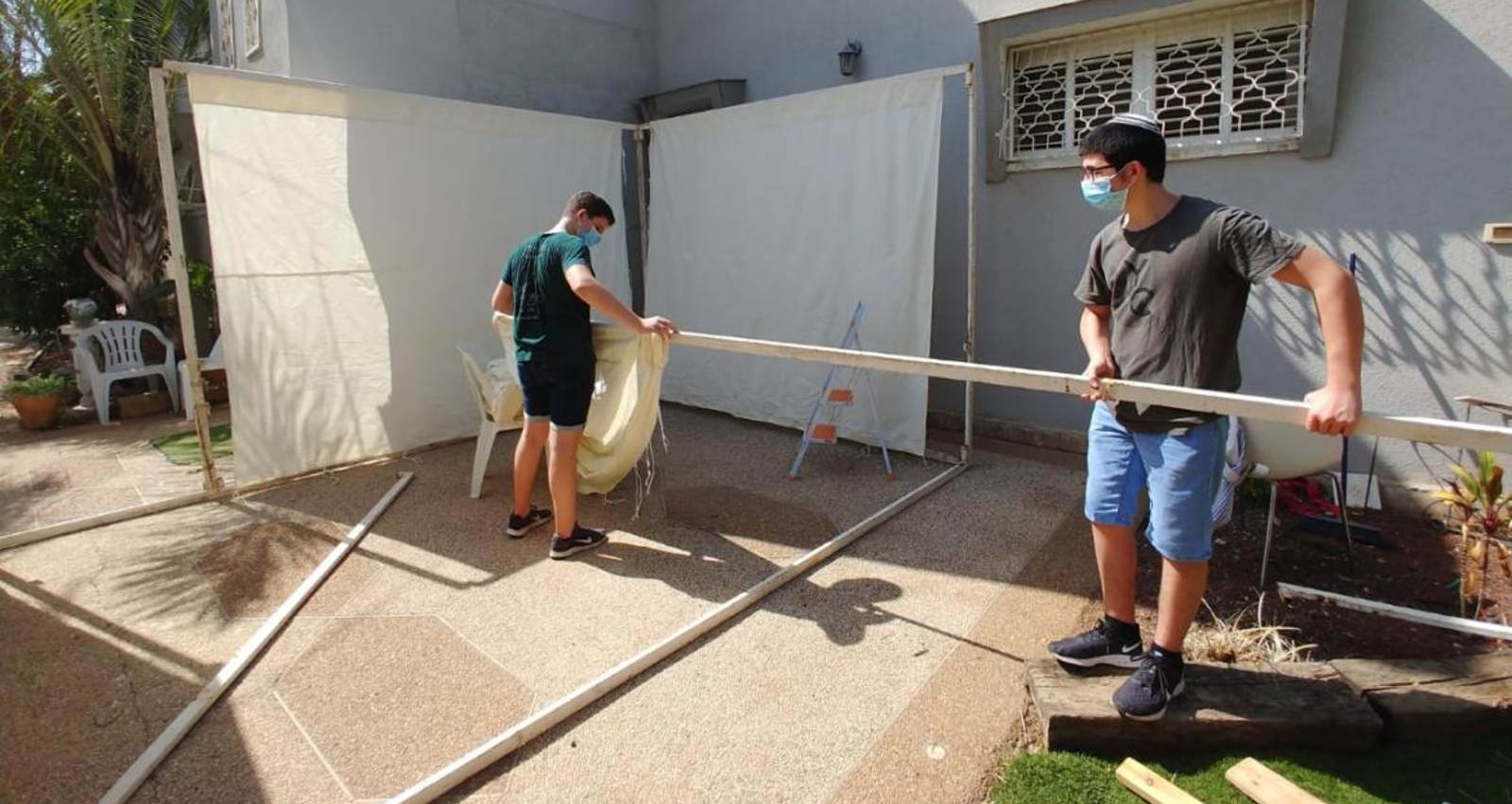 צעירי כפר סבא מסייעים לבנות סוכה. צילום: דוברות עיריית כפר סבא