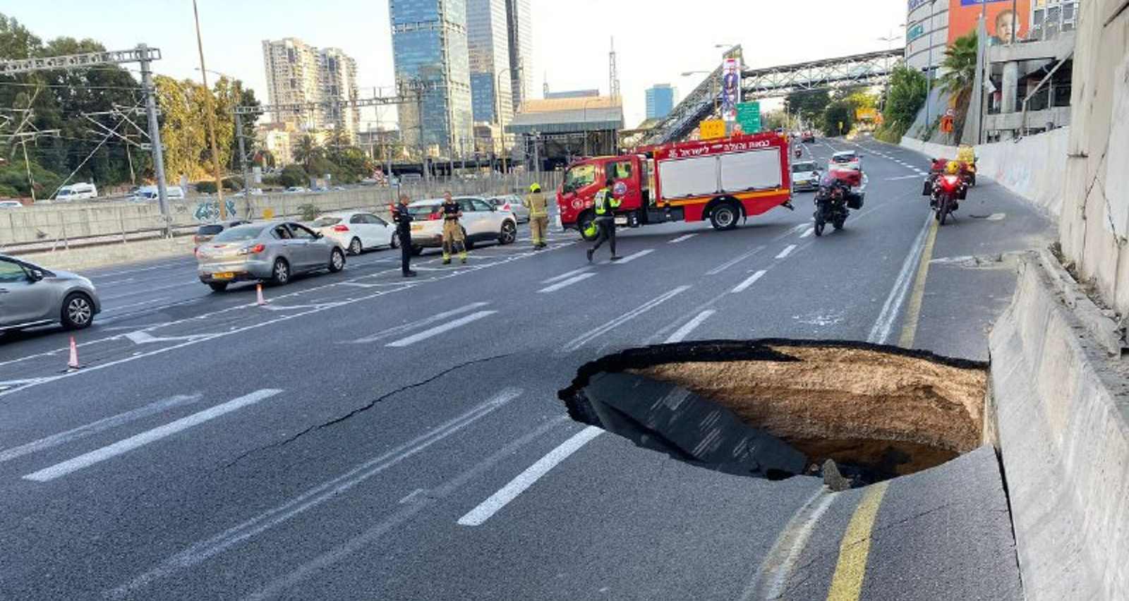 הבולען שנפער בנתיבי איילון. צילום: נתיבי איילון