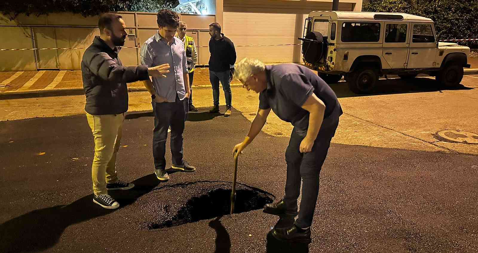 הבור שהתגלה בכביש. צילום: תאגיד "מיה"