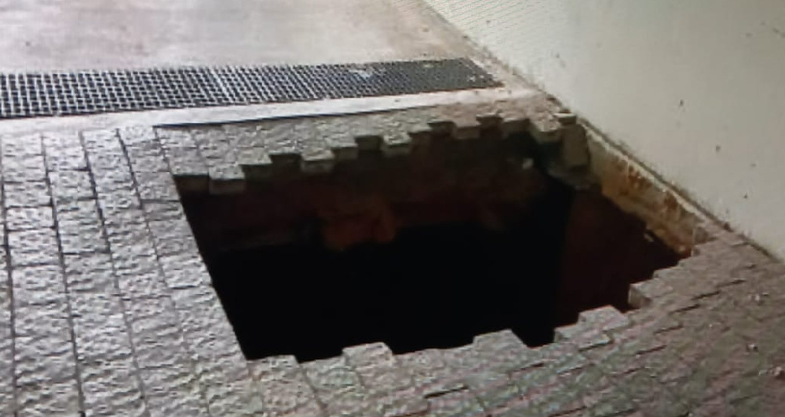 הבולען בחניית הבניין. צילום: דוברות כבאות והצלה