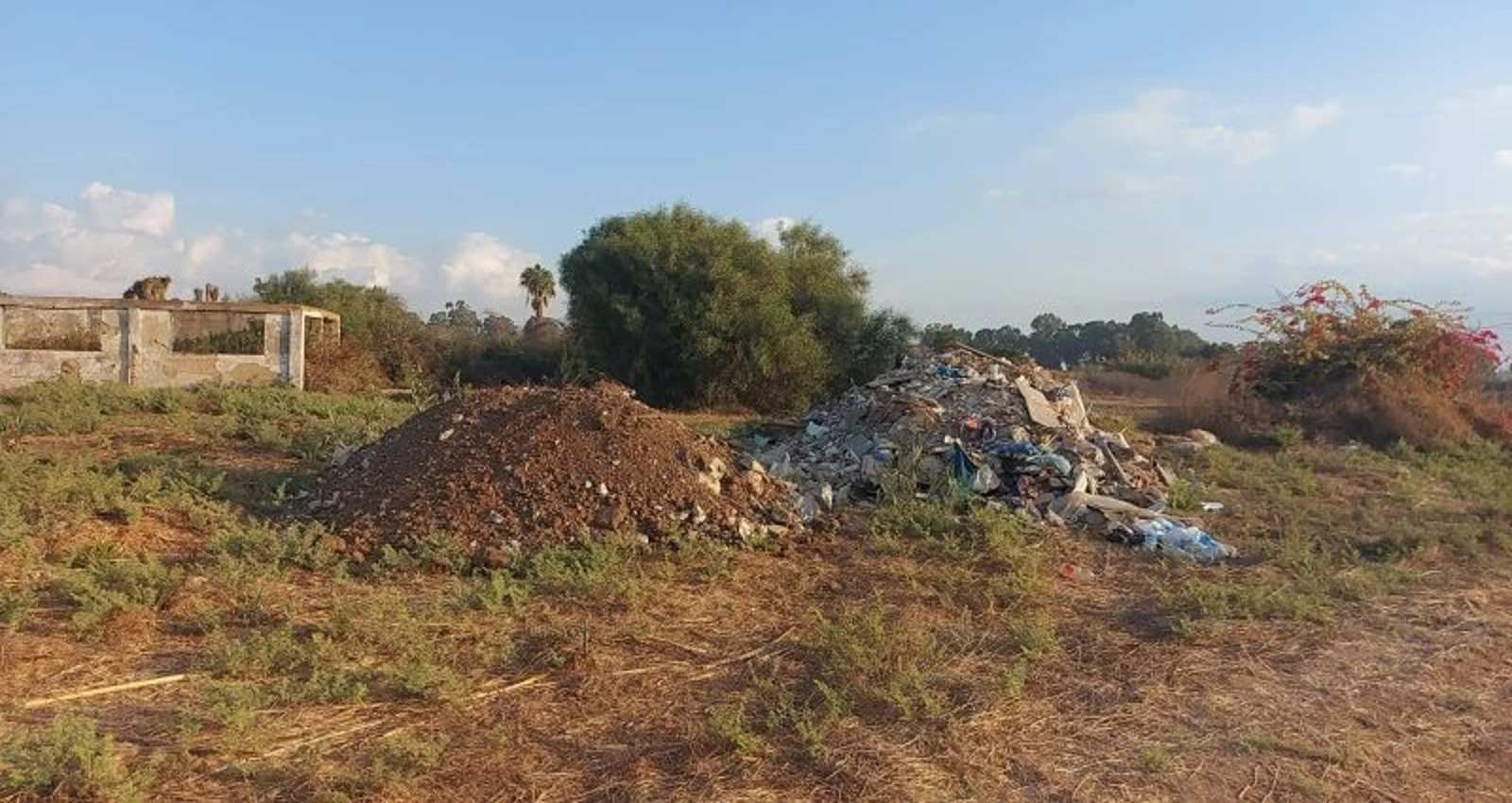 פסולת בלתי חוקית שאותרה בשטח. צילום: רשות נחל הירקון