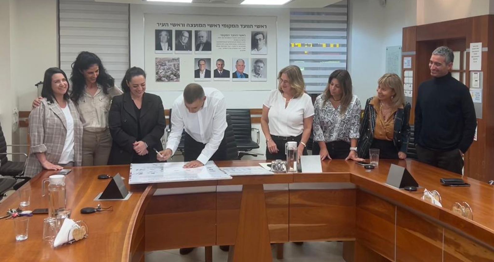 רפי סער חותם על האמנה בלשכתו. צילום: עיריית כפר סבא