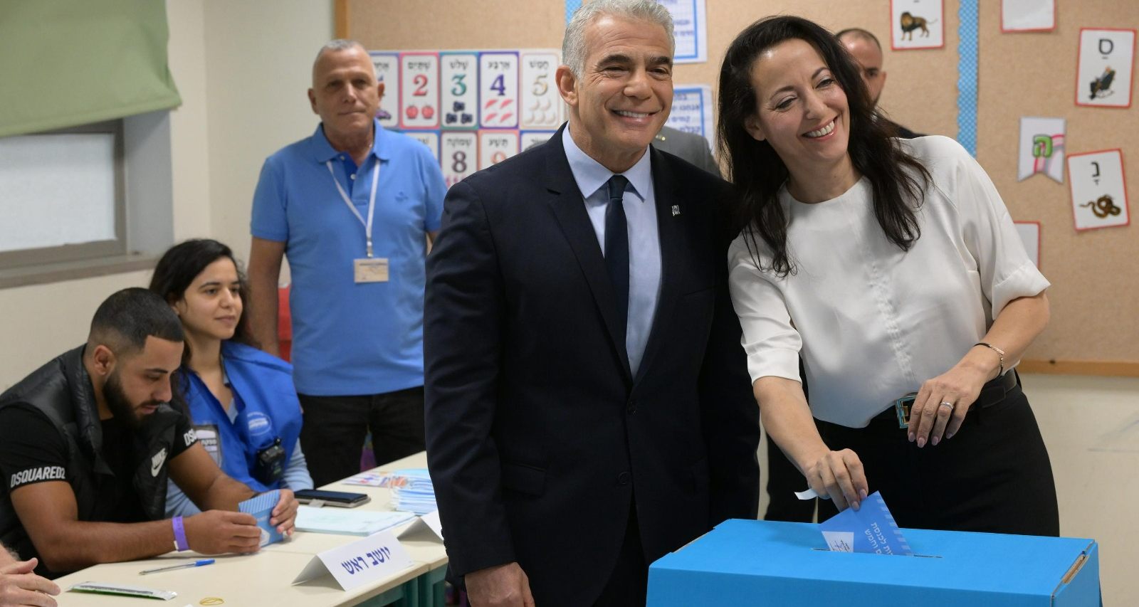 ליהיא ויאיר לפיד בקלפי ברמת אביב ג'. סטילס: עמוס בן גרשום / לע"מ
