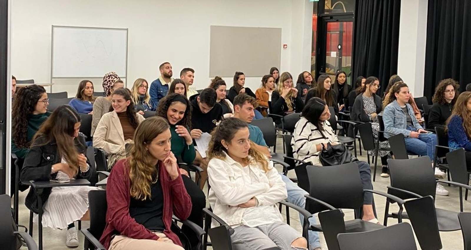 המשתתפים בערב שנערך במתחם הצעירים. צילום: דוברות עיריית רעננה