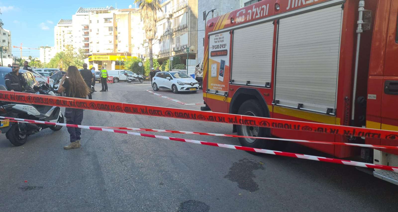 כוחות החירום סמוך לבניין. צילום: דוברות המשטרה