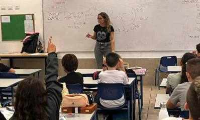 ניצן גינזבורג, רכזת פרויקטים במחלקת הנגישות בעירייה ואמא לתלמידה מנוף ים, מעבירה שיעור לתמידי בית הספר. צילום: דוברות עיריית הרצליה