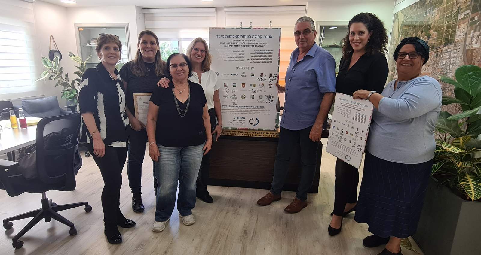 האמנה בלשכתו של חיים ברוידא. צילום: דוברות עיריית רעננה