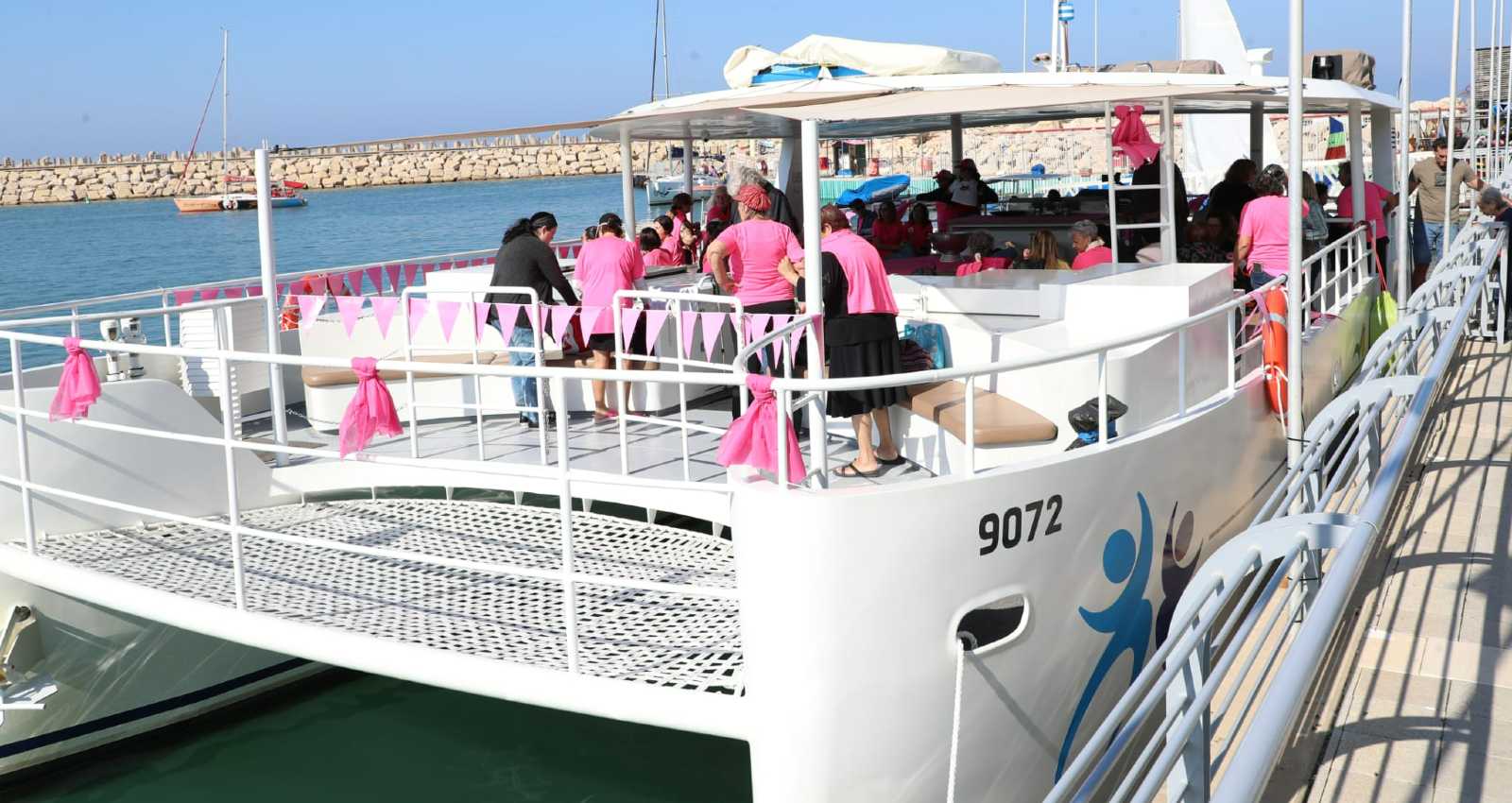 הסירה מקושטת בוורוד. צילום: יוסי לזרוף