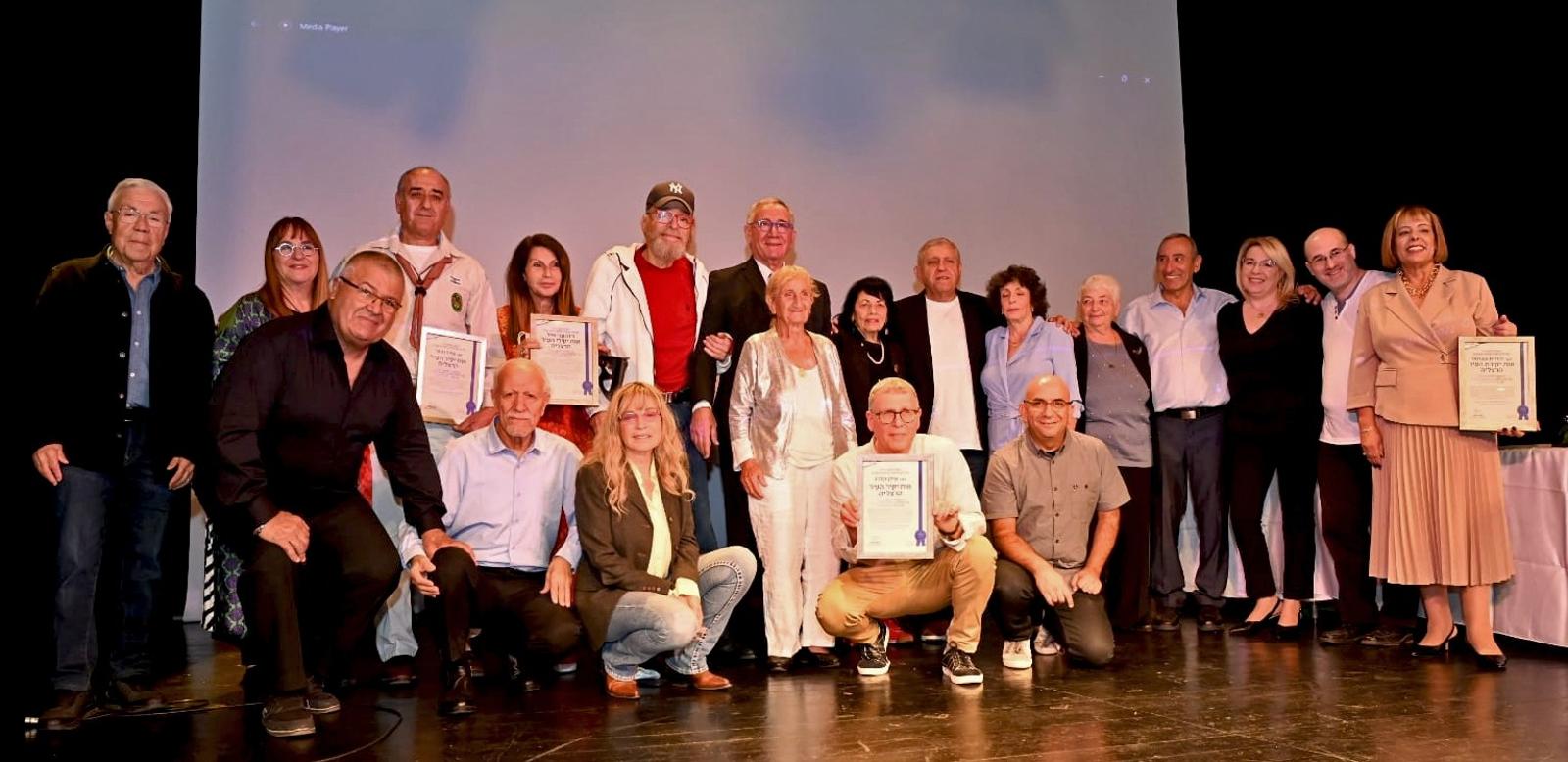יקירי העיר לשנת 2022 עם בכירי העירייה. צילום: דוברות עיריית הרצליה