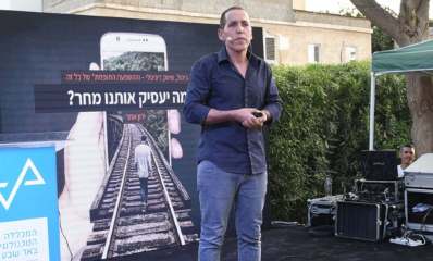 ירון אחר במהלך הרצאה. צילום: באדיבות UTech - בית הספר לדיגיטל בנגב