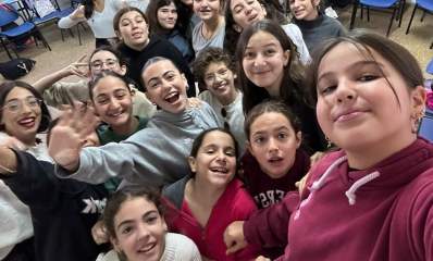 עלמה (מימין) עם חברותיה. צילום: רבקה אהרוני