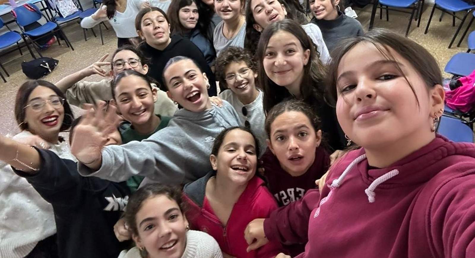 עלמה (מימין) עם חברותיה. צילום: רבקה אהרוני